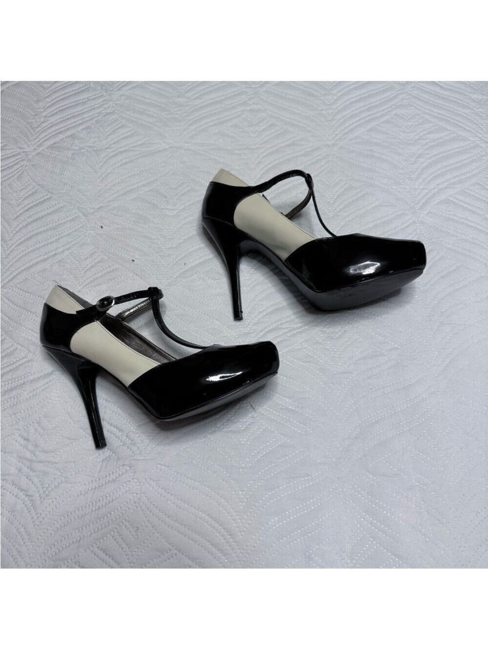 Guess Petra Women’s Black & Cream Patent Leather T-Strap Heel Pump. Size 8 - Picture 4 of 8